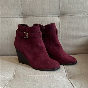 Market & Spruce Serah Suede Wedge Bootie in a burgundy/maroon color Size 6.5
